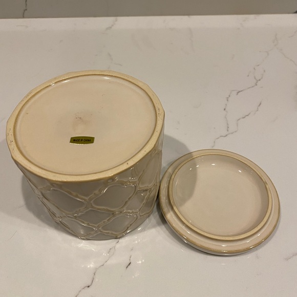 🎄$3 bundled EUC Beige/Tan Textured Design Ceramic Jar/Top - Picture 3 of 6